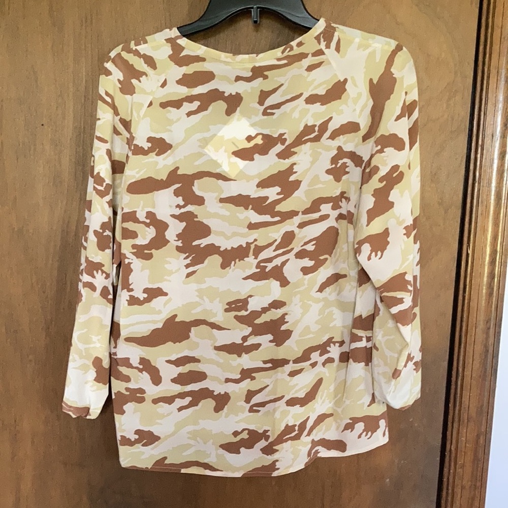 Tucker camo silk blouse ties at neckline size XS - Picture 12 of 14